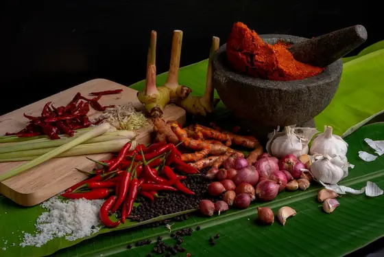 Tajskie zioła i przyprawy: trawa cytrynowa, galangal, chili, liście limonki kaffir