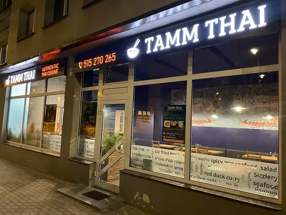 Lokal Tamm Thai przy ul. Armii Krajowej 58 w Ełku wieczorem