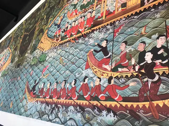 Tajski mural z łodziami na ścianie restauracji