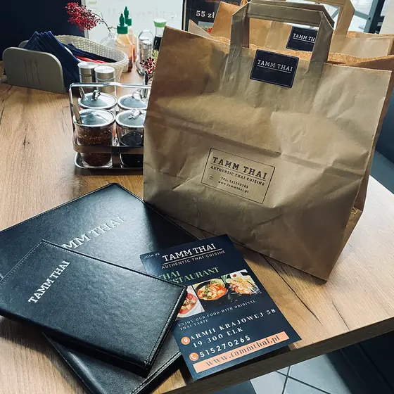 Torba z zamówieniem na wynos i karty Tamm Thai